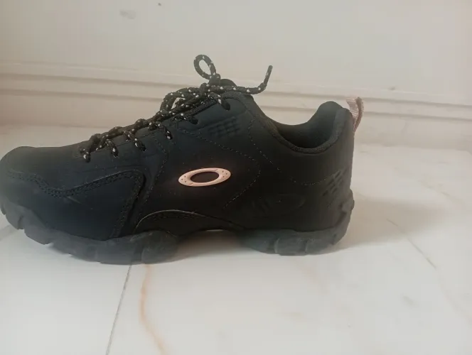 Tênis Okley original, modelo Modoc Low II. 