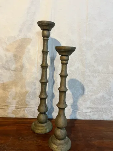 Par de castiçal antigo madeira folhas de metal 75x18 -60x16
