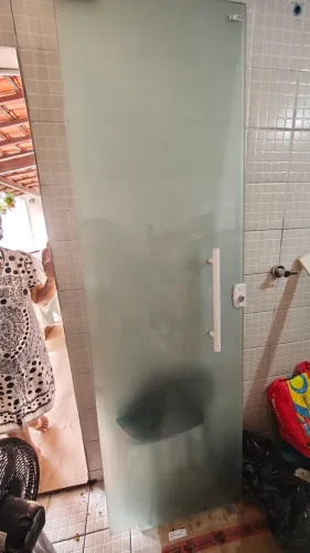 Porta de Vidro Jateada medindo 2mt e 05 cm de altura por 64 cm de Largura.