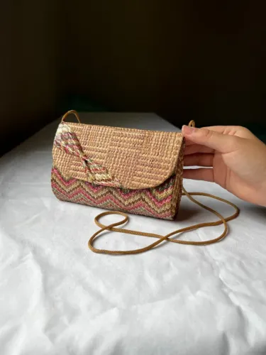 Bolsa Infantil Transversal em Palha Trançada Colorida com Alça Longa