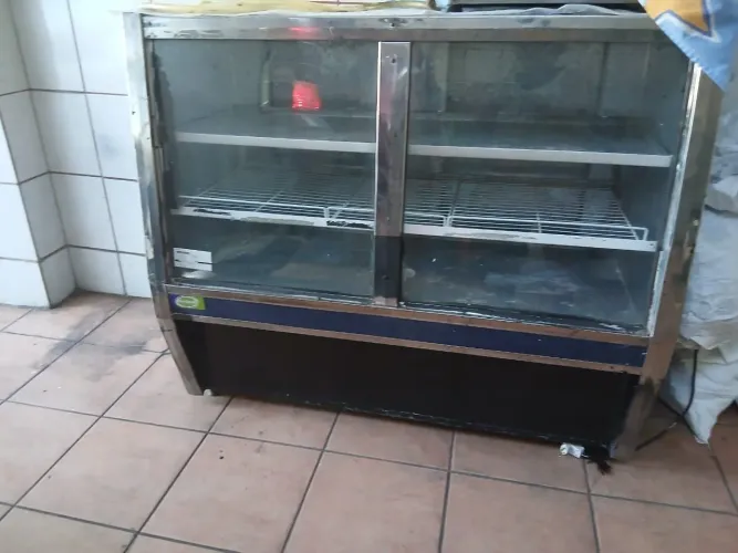 Vende-se balcao refrigerado 220v