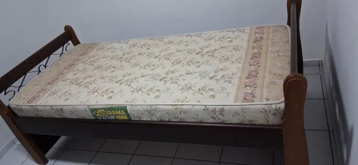 Vendo cama de solteiro madeira maciça