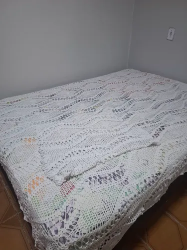 Conjunto de colcha com fronha de crochê
