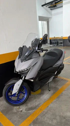 Cor cinza, rodas azul (cor rara) XmaX250