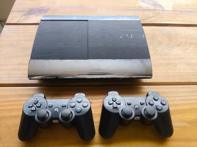PS3 Super Slim Desbloqueado / 1TB / 2 Controles