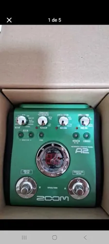 Pedal de efeitos Zoom A2 para violão 