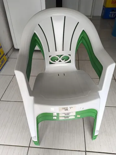 Cadeiras de plástico . 2 verdes e 1branca