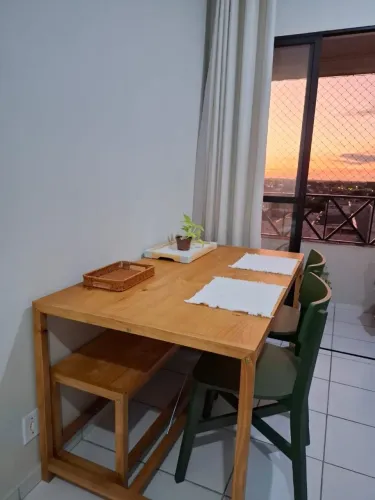Mesa de Madeira + Cadeiras + Banco