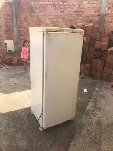 Vende-se geladeira electrolux antiga