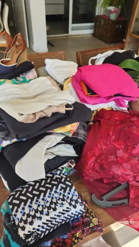 LOTE Roupas e sapatos