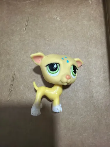 Littlest Pet Shop (LPS) Greyhound / Whippet Amarelo (número #875)