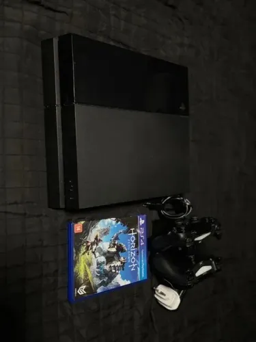 PlayStation 4 fat + dois controles e horizon