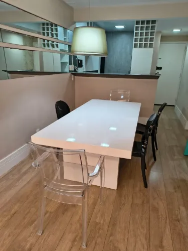 Mesa de jantar de madeira maciça