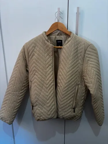 Jaqueta puffer bege