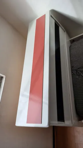 Cama de solteiro com baú, gavetas e bicama