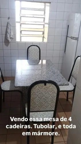 Mesa em Mármore, com 4 cadeiras