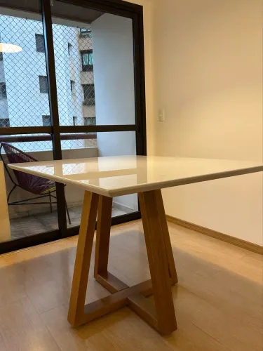 Mesa de jantar com tampo em vidro off white e pes em madeira - Nicnan