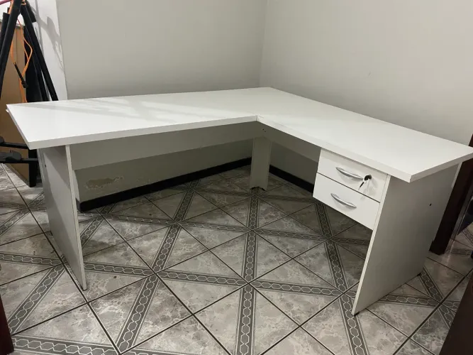 Mesa em L branca em MDF