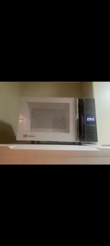 Vendo micro-ondas com um ano de uso. Sem detalhes. Estado de novo. Motivo de mudança.