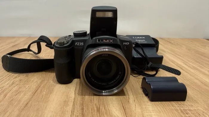 Câmera Panasonic Lumix DMC-FZ35 - Leica 18x | HD 