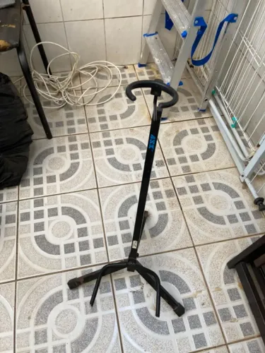 Pedestal/ Suporte de violão, guitarra, baixo, desmontável em estado razoável