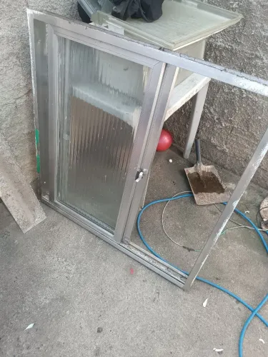 Janela de alumínio, com vidro