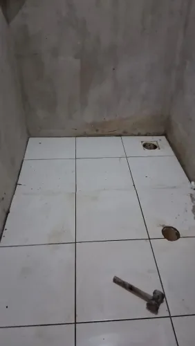 Assentamento cerâmico, serviços elétricos e hidráulico