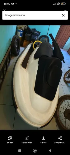 Seadoo desmontado, com peças no jeito de montar 
