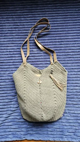 Bolsa de praia feita de croche, produto artesanal.