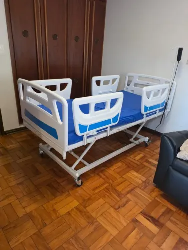 CAMA HOSPITALAR FOWLER MOTORIZADA + COLCHÃO PNEUMÁTICO + SUPORTE ENTERAL - 3 MESES DE USO