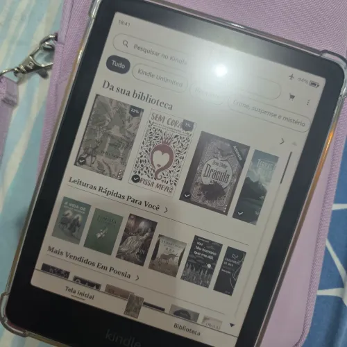 Kindle Colorsoft Signature Edition com três cases e acessórios