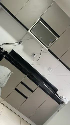 Cozinha planejada com bancada de mármore 