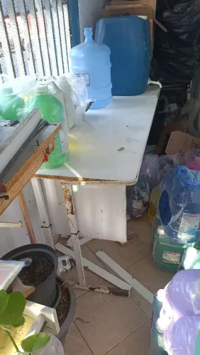 Mesa de Escritório em MDF com Estrutura de Aço - Usada