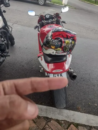 Moto muito boa de motor e pneu
