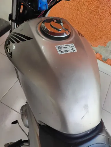 Vendo Titan 150 ano 206 assumi um débito de 450