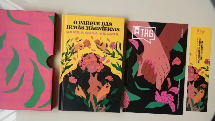TAG curadoria - Kit completo (luva, livro, revista e marcador de página).