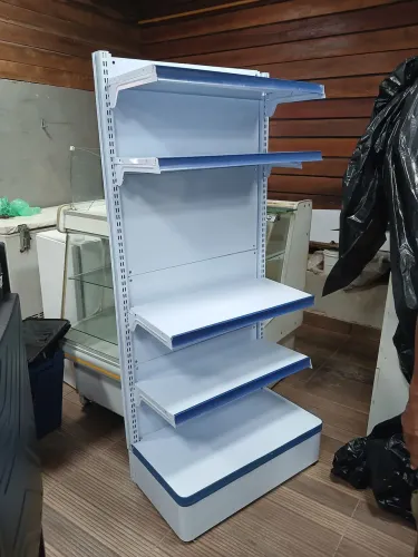 Gôndola expositor em aço serve para várias utilidades.