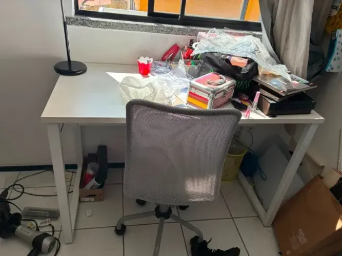 Escrivaninha com cadeira