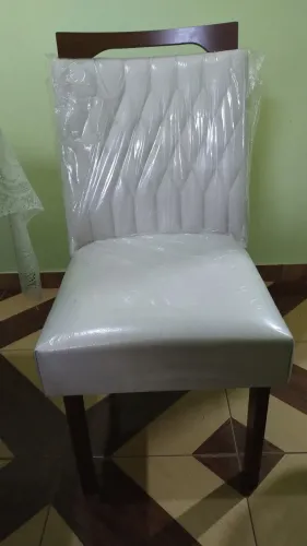 Conjunto de mesa com 6 cadeiras.