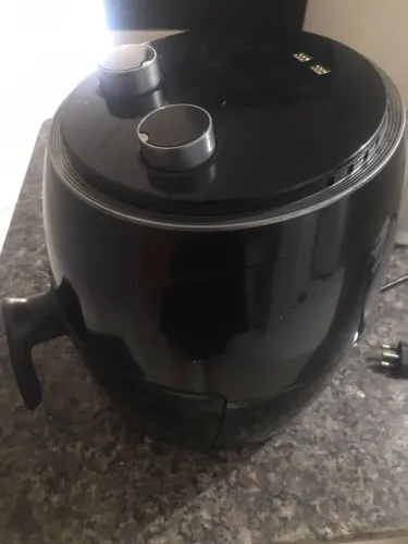 Fritadeira sem óleo (Air Fryer) da marca Cadence.