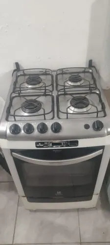 Fogão 4 bocas e forno.
