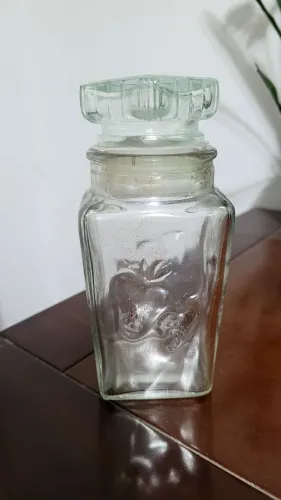Pote de vidro com detalhes em morango