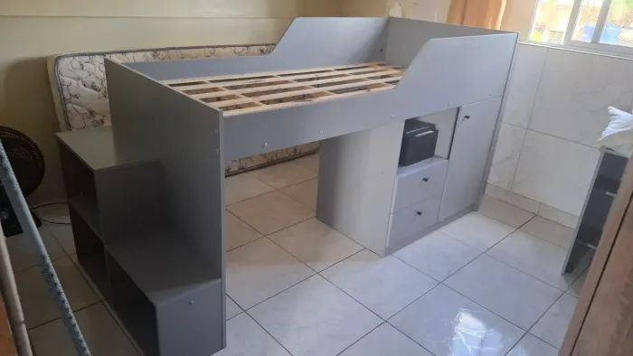 Cama com escrivaninha multifuncional