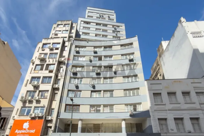 No Centro Histórico, na Galeria A Nação, kitnet com 23m² privativos, elevador e portaria 2