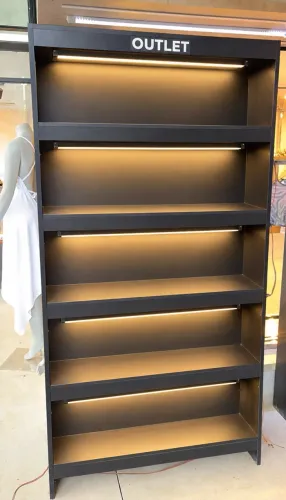Estante com iluminação