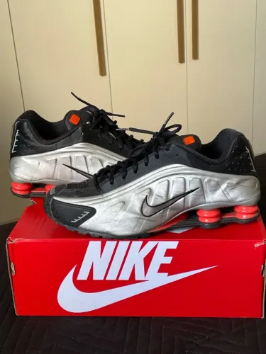Nike Shox r4 (preto e prata com detalhes vermelhos)
