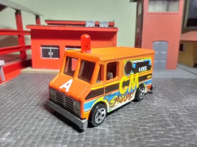 LOTE MINIATURAS DE FURGÕES HW E MAISTO.