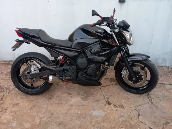 Yamaha XJ6 com acessórios 