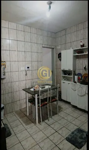 Casa à Venda em Vila Formosa - Espaçosa e com Potencial de Valorização!