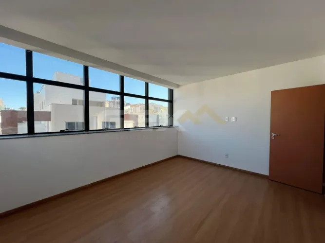 Apartamento à venda no Centro, 3 quartos, 1 suíte e 2 vagas.
